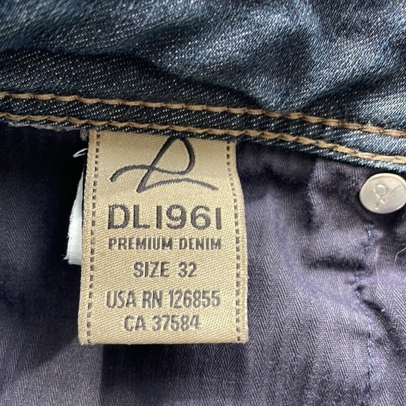 Sz32 DL1961 Karen High Rise Skinny in a Medium Blue wash In GUC - Picture 5 of 8